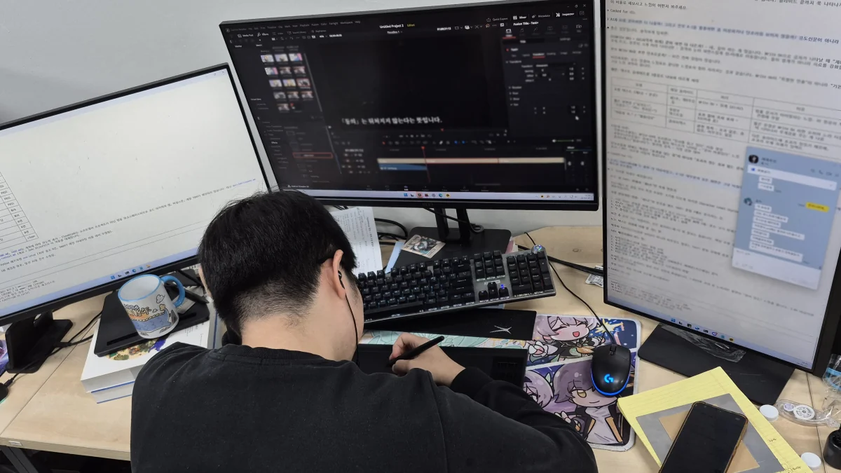 태블릿 앞에 앉은 일러스트레이터