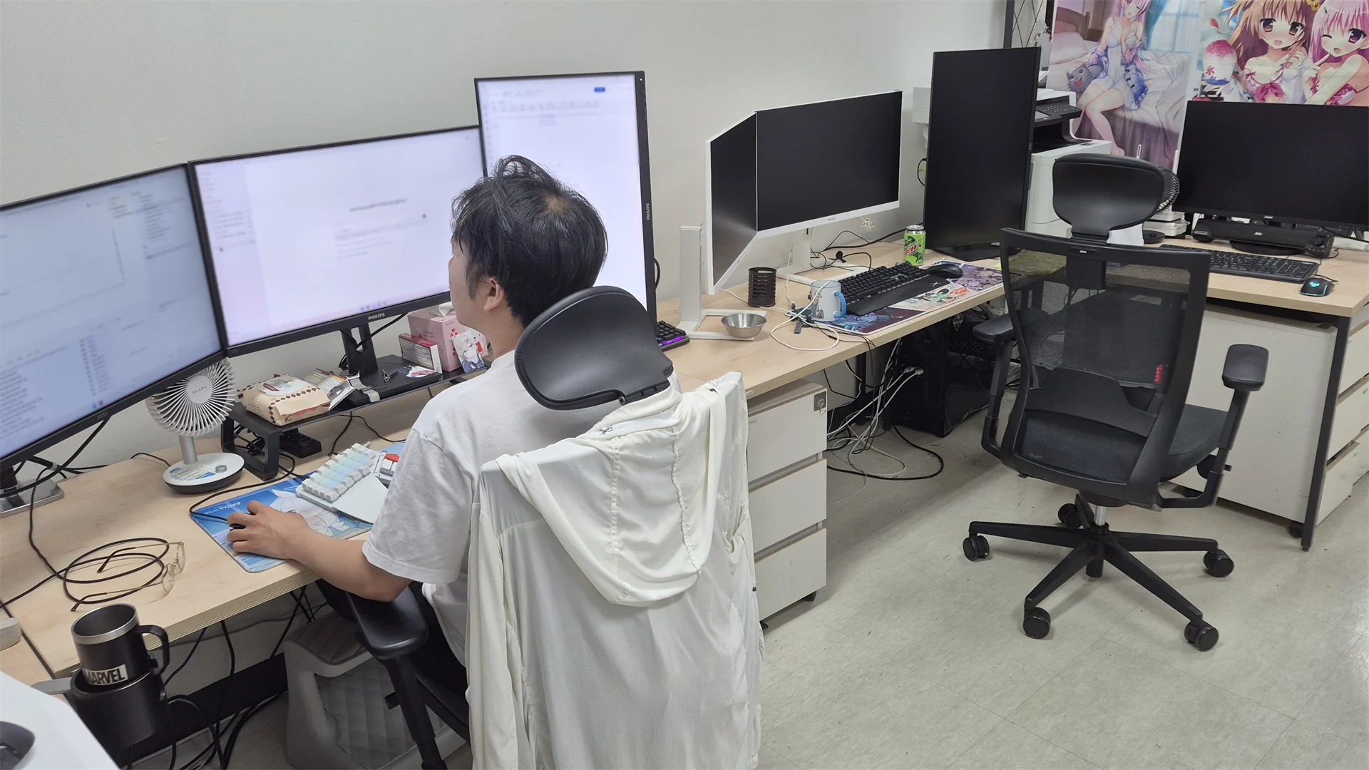 작은 팀의 작업실에서 여러 자리가 한 화면에 잡힌 개발 풍경